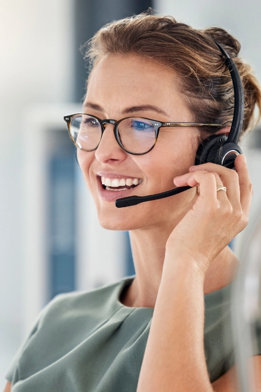Femme souriante avec casque de téléphonie.