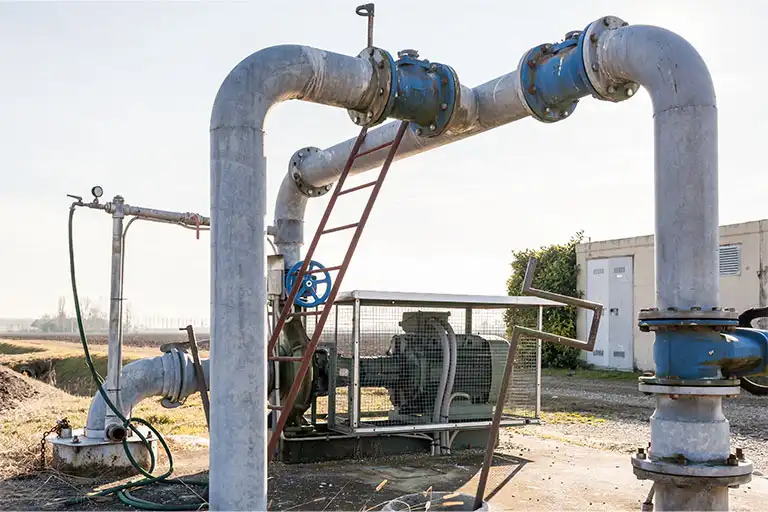 Installation extérieure de tuyaux d'eau et pompe.