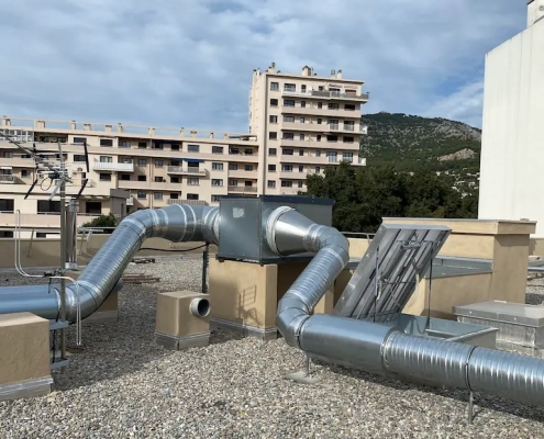 Installations de ventilation sur un toit aménagé.