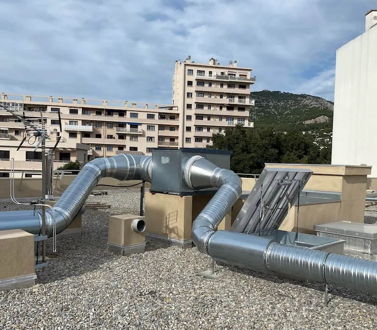 Installations de ventilation sur un toit aménagé.
