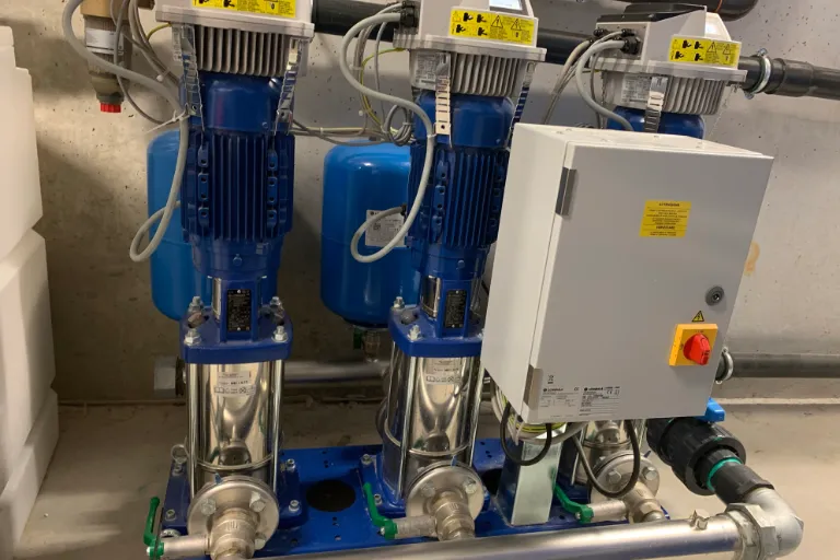Système de pompes industrielles dans une salle technique.